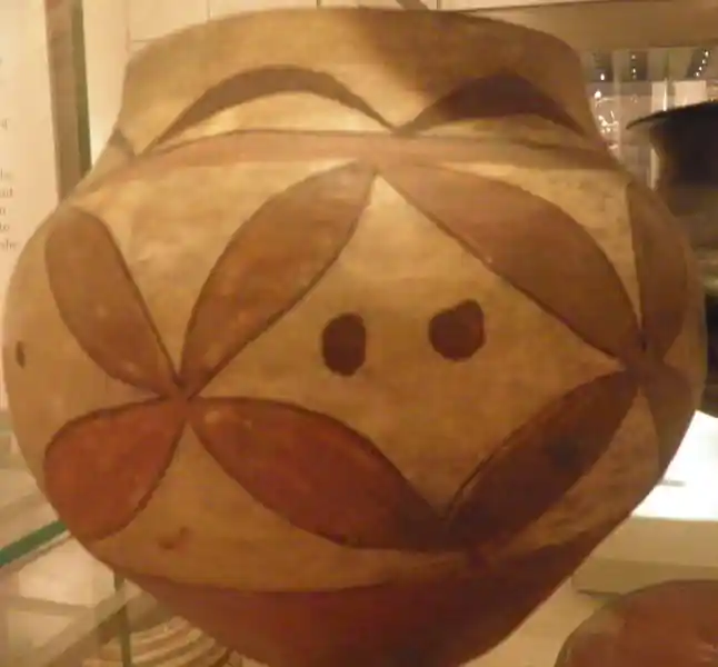 A four-point flower-like design on a vase